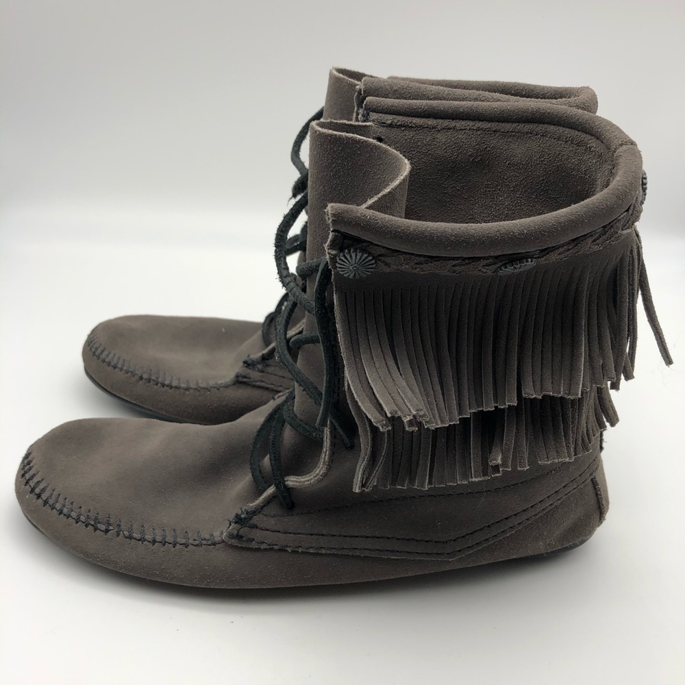 Women’s Size 8.5 Minnetonka Moccasins NEW